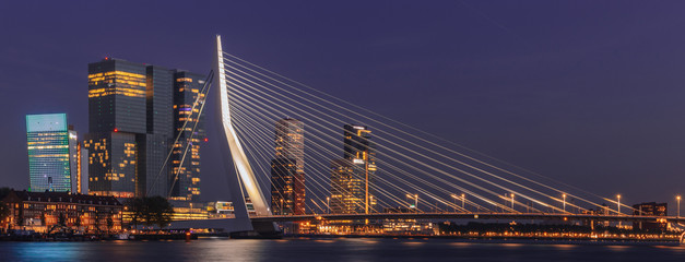 Papier peint photo Des ponts Panorama nocturne des gratte-ciels de Rotterdam  © uslatar