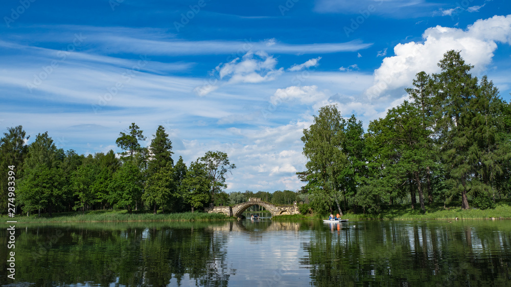 Obraz premium Summer panoramic landscape on the lake with people in boats.