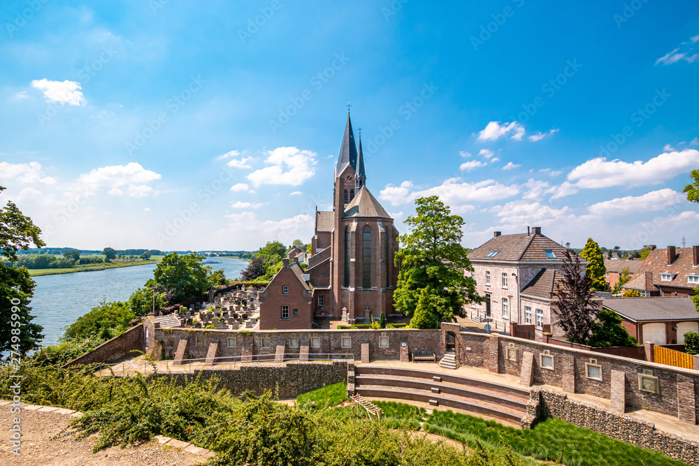 Blick von der Burg auf die Kirche in Keverberg an der Maas, Niederlande - obrazy, fototapety, plakaty 