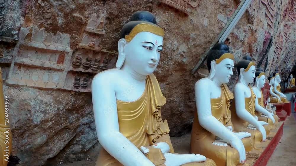 Buddhastatuen in einem Tempel in einer Höhle