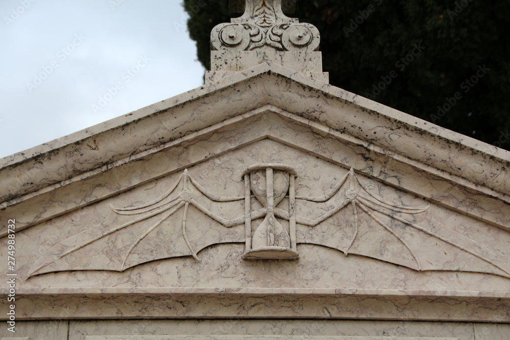 Obraz premium detail of crypt in cemetary