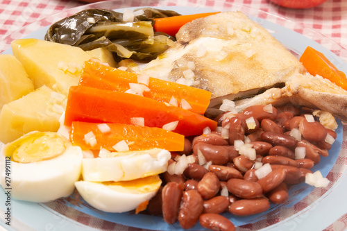 Fototapeta Naklejka Na Ścianę i Meble -  Codfish with beans and vegetables