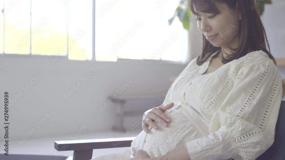部屋でくつろぐ妊婦 部屋でくつろぐ妊婦