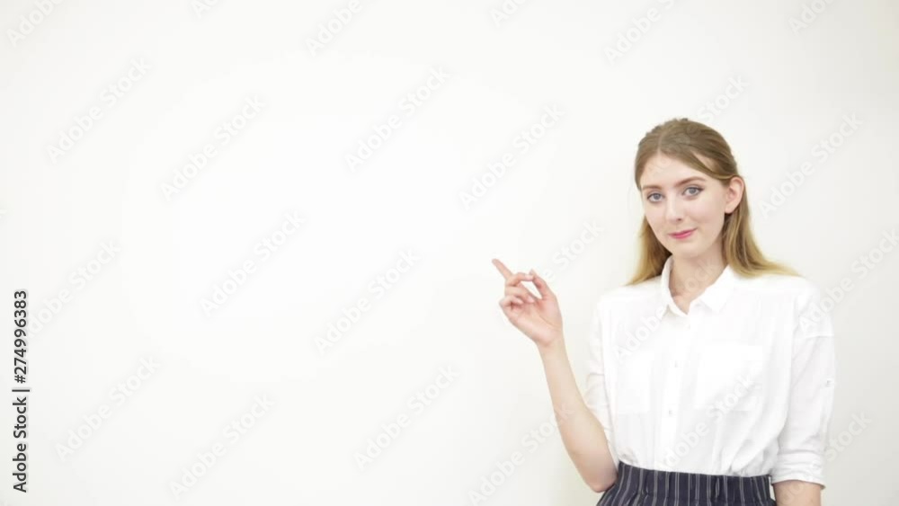 指さしをする白人女性 指さしをする白人女性
