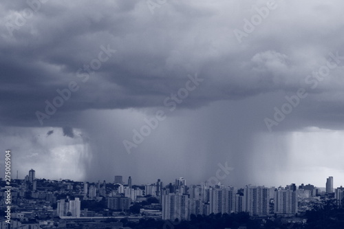 Céu nublado e com chuva forte