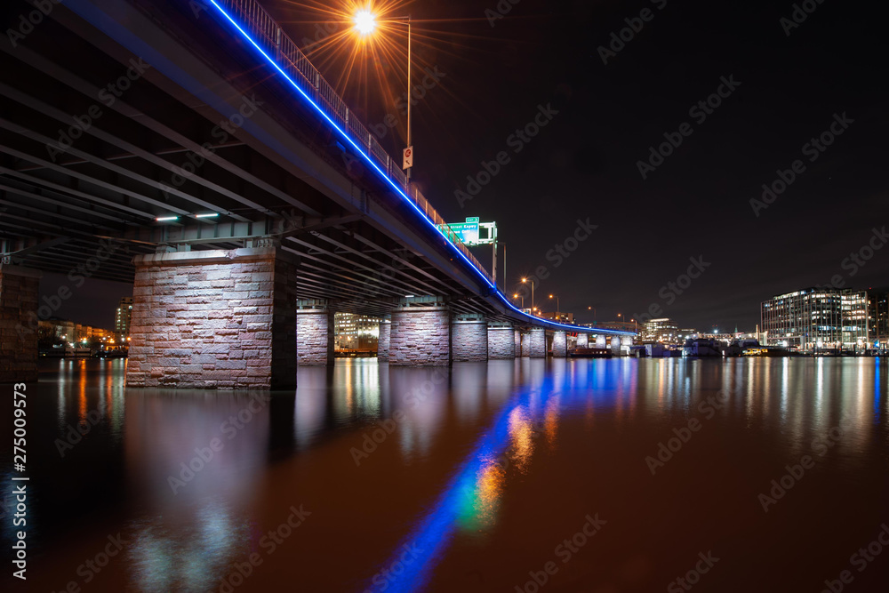 Naklejka premium Washington DC 14th Street Bridge at Night