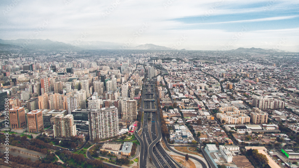 Santiago de Chile drone alto calles y autopistas con autos de dia
