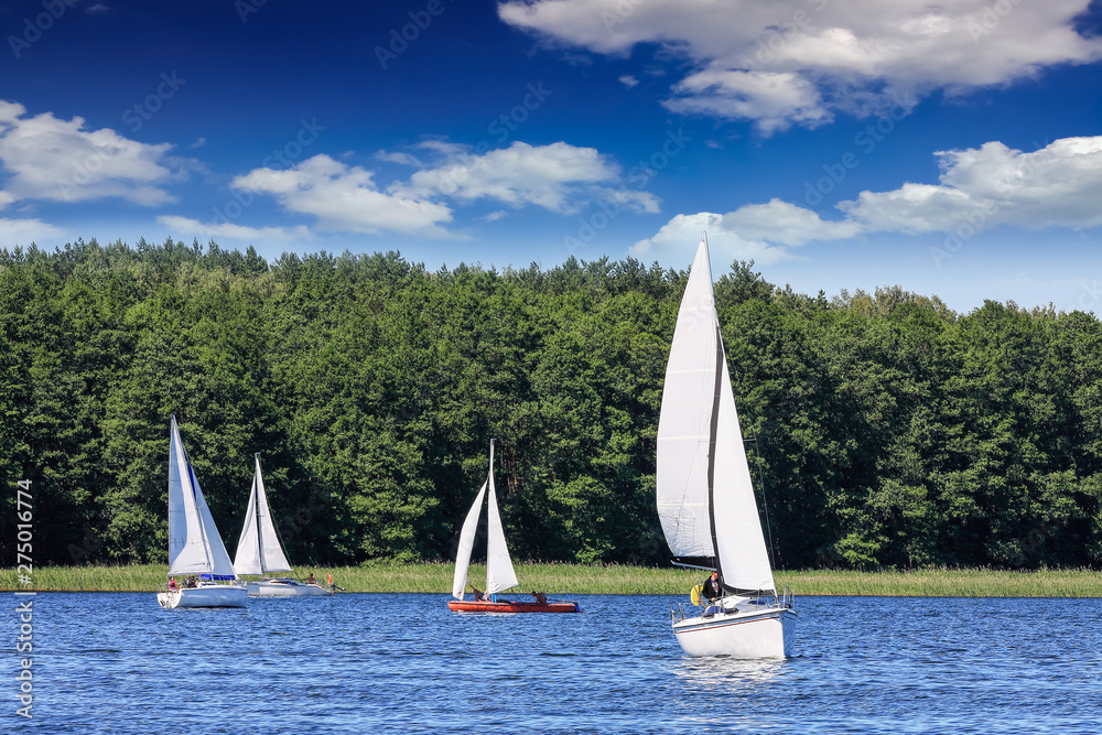 Obraz premium Mazury-yachts to Lake Kisajno in Giżycko
