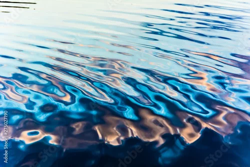 Fototapeta samoprzylepna kręgi wody i odbicia w falach wody