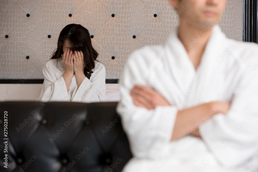 Fototapeta premium ホテルで喧嘩する男女