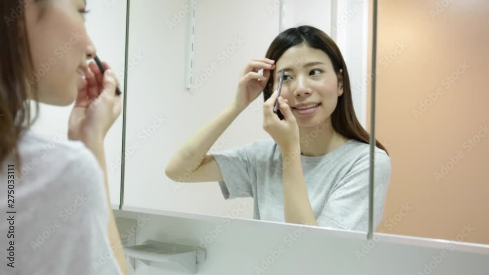 メイクをする女性 メイクをする女性