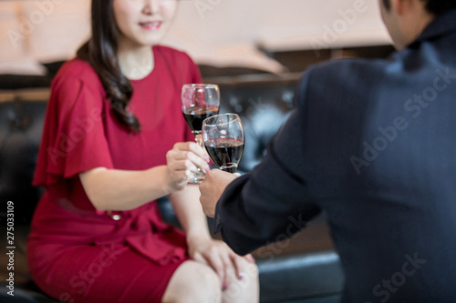 赤ワインを飲む男女