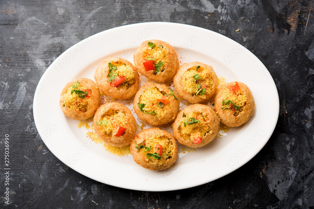 Fototapeta premium Sev puri - Indian snack and a type of chaat. Popular in Mumbai/pune from Maharashtra. it's a roadside food also served as a starter in restaurants