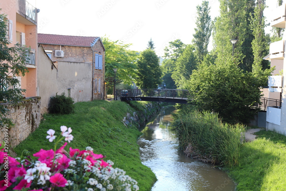 Rivière le Garon dans le village de Brignais - Place du Souvenir - Département du Rhône
