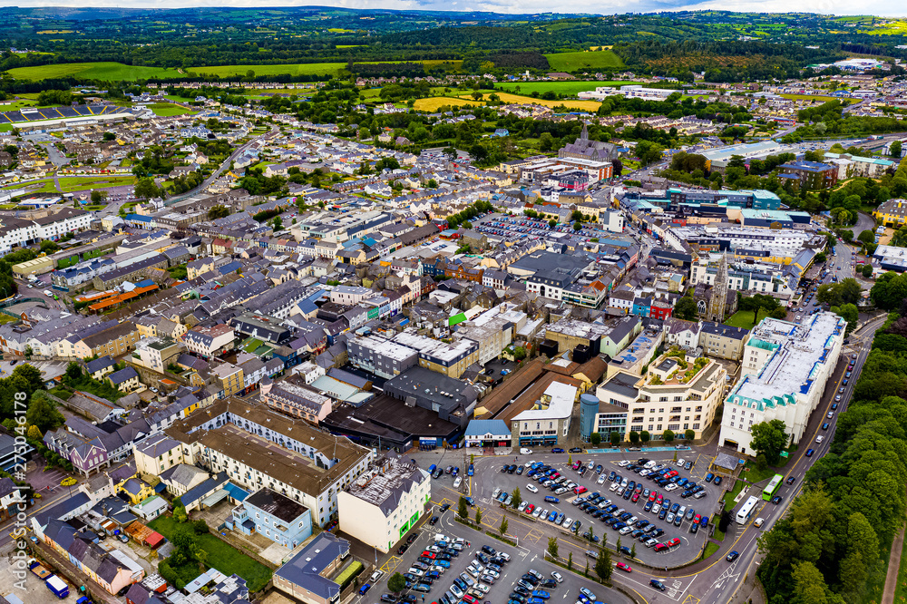 Die Stadt Killarney in Irland aus der Luft