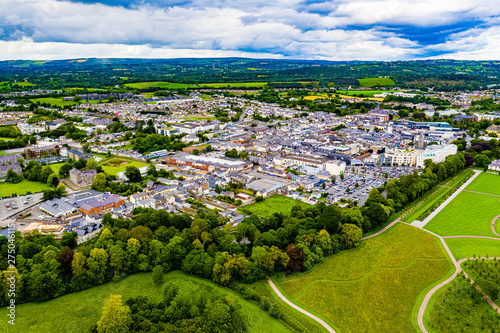 Canvastavla Die Stadt Killarney in Irland aus der Luft