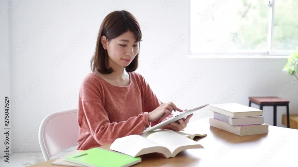勉強する女性 勉強する女性