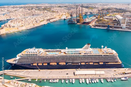 Obraz Statek wycieczkowy liniowiec port Valletta, Malta. Zdjęcie z lotu ptaka