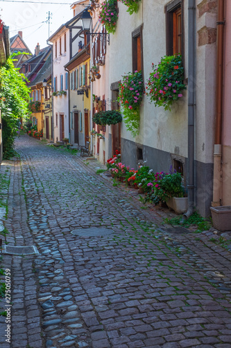 Schmale Gasse n Eguisheim/Frankreich im Elsass