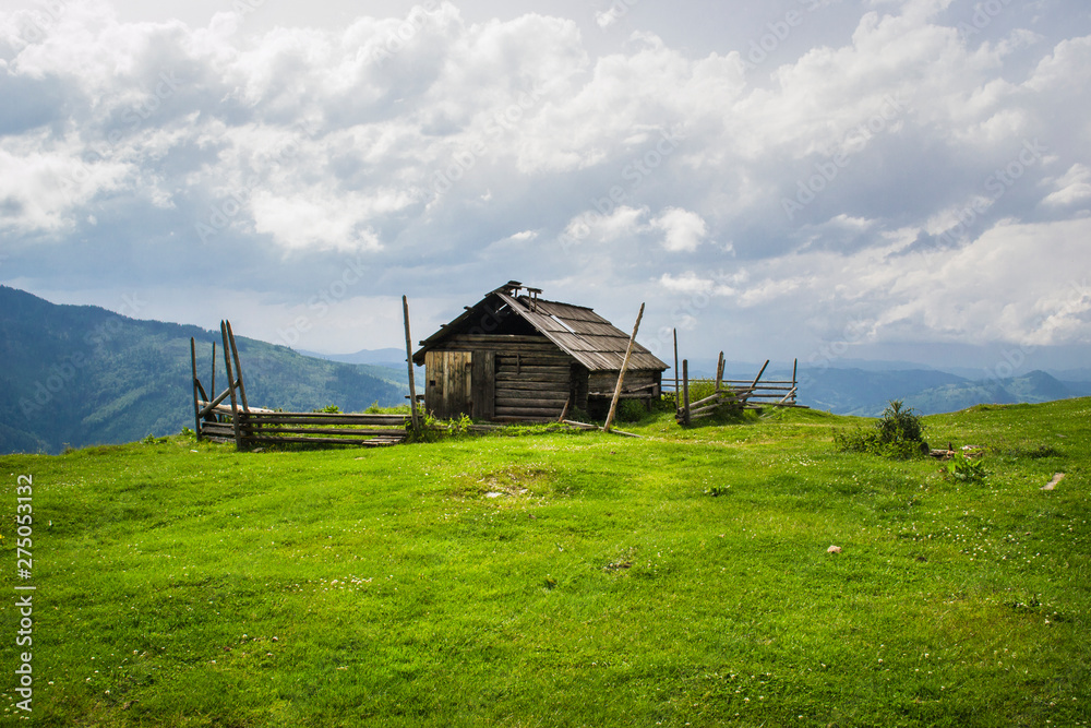 Obraz premium shepherd's house in the mountains. Romanian Carpathians