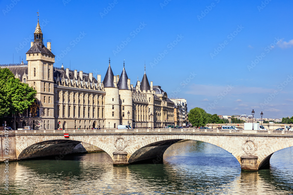 Obraz premium Conciergerie Castle and Bridge of Change over river Seine. Paris, France