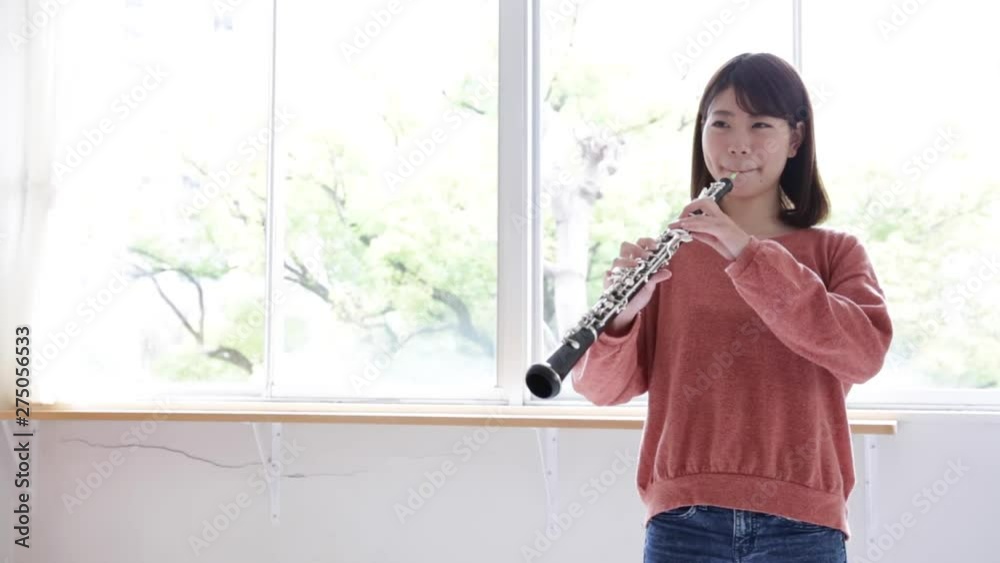 オーボエを演奏する女性