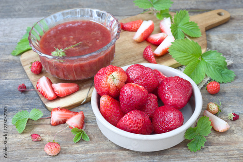 Frische Erdbeeren und Marmelade