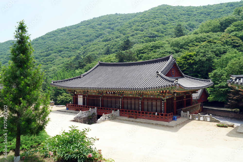 Fototapeta premium Bulhoesa Buddhist Temple, South Korea