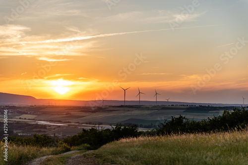 windräder im sonnenuntergang am donnersberg © Dirk