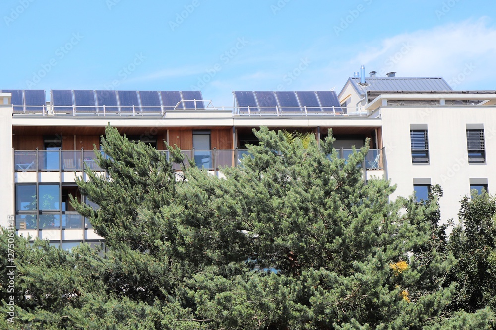 Immeuble d'habitation avec panneaux solaires en toiture - Ville de Tassin La Demi Lune