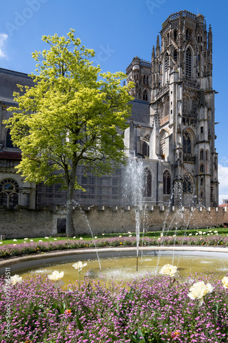 Die Kathedrale Saint-Etienne im französischen Toul in der Seitenansicht mit einem Park und Springbrunnen im Vordergrund photo