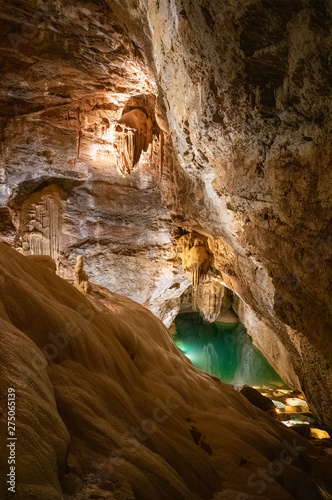 Ein grün leuchtender unterirdischer See in der Tropfsteinhöhle von Trabuc