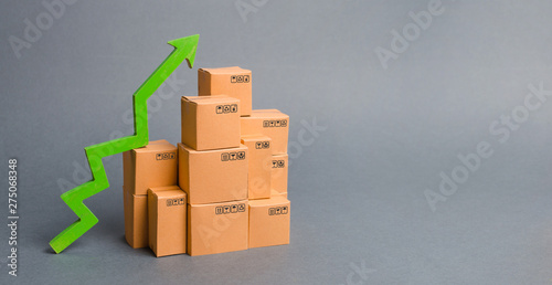 Cuadro en lienzo Lots of cardboard boxes and a green arrow up