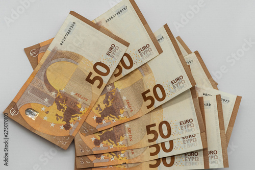 mehrere 50 Euro Scheine im Fächer ausgelegt auf einem weissen Tisch
