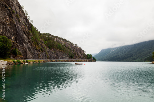 Scenic view of idyllic lake with mountain © Freepik