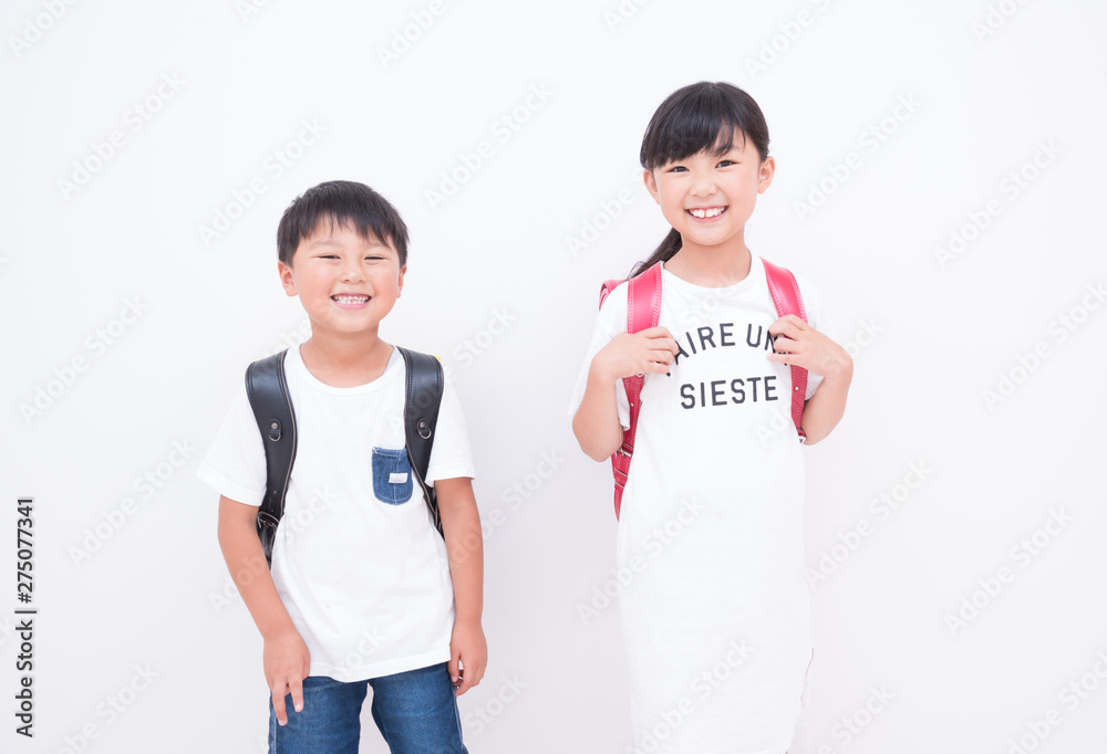 ランドセルを背負う男の子と女の子 Stock 写真 Adobe Stock