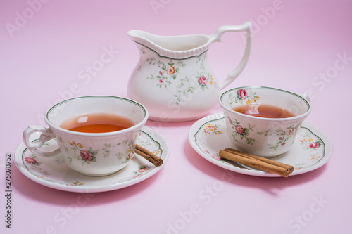 Tazas de té con canela estilo shabby chic y jarra con leche de avena.