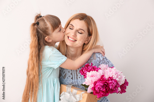 Little girl greeting her mo...