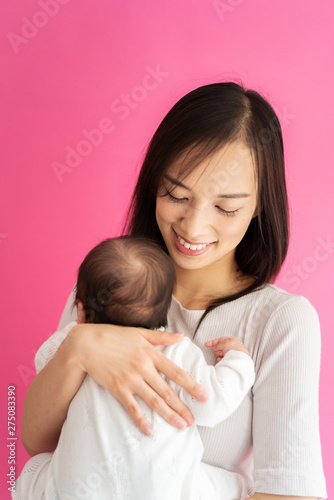 赤ちゃんを抱いた若い女性