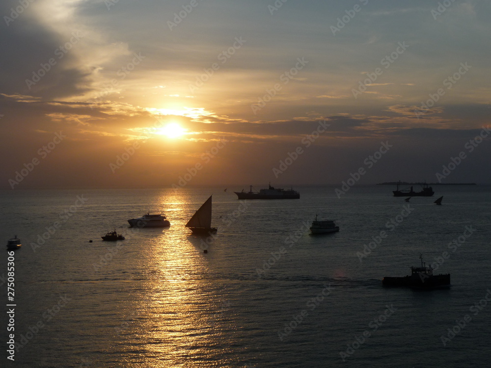 Afrika, Sonnenuntergang über dem Meer mit Booten