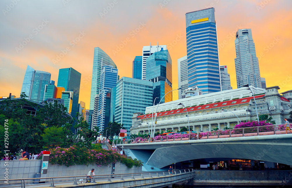 Naklejka premium Singapore skyscrapers during sunset