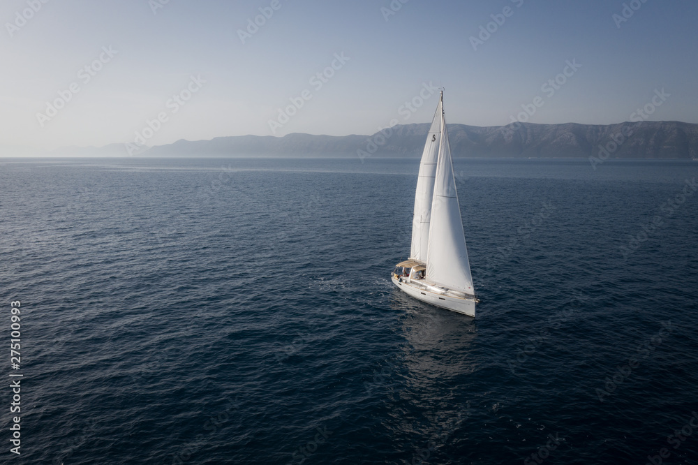 Obraz premium Segelboot auf dem Wasser mit Sonne