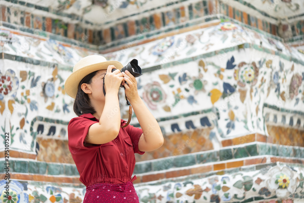 Ταπετσαρία Beautiful woman tourist Held camera to capture the memories