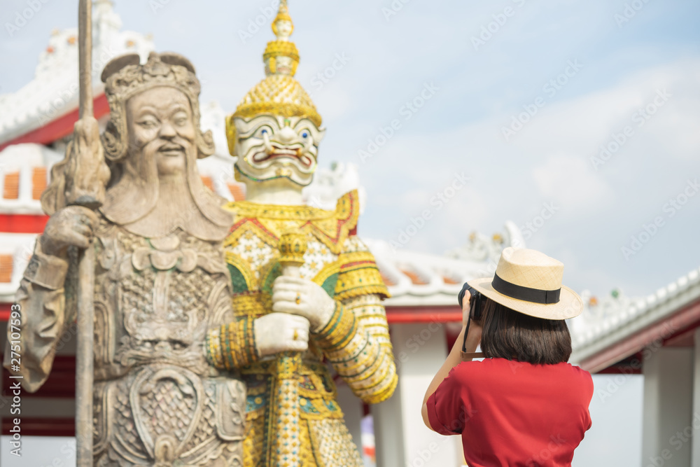 Φωτογραφία Beautiful woman tourist Held camera to capture the memories