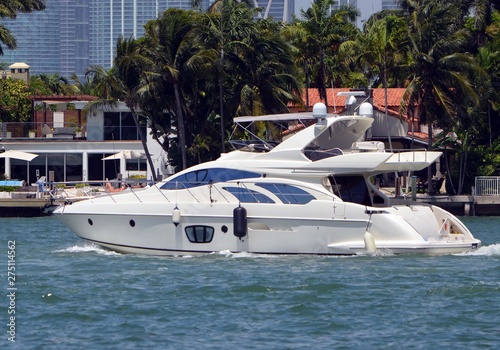 Small white luxury motor yacht cruising past Rivo Alto island on the Florida Intra-Coastal Waterway © Wimbledon