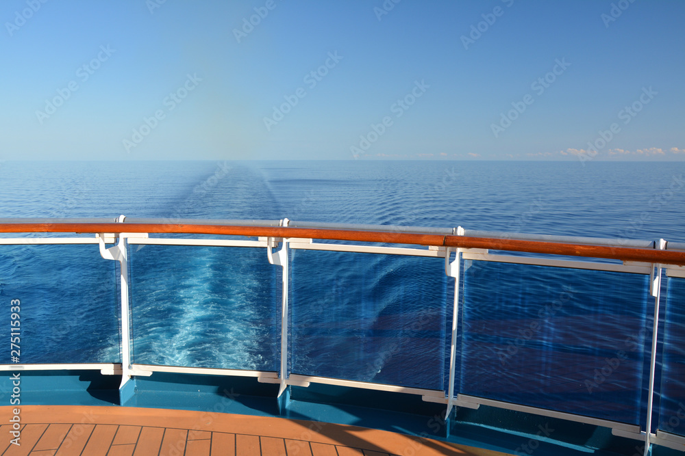 Obraz premium Cruise ship wake