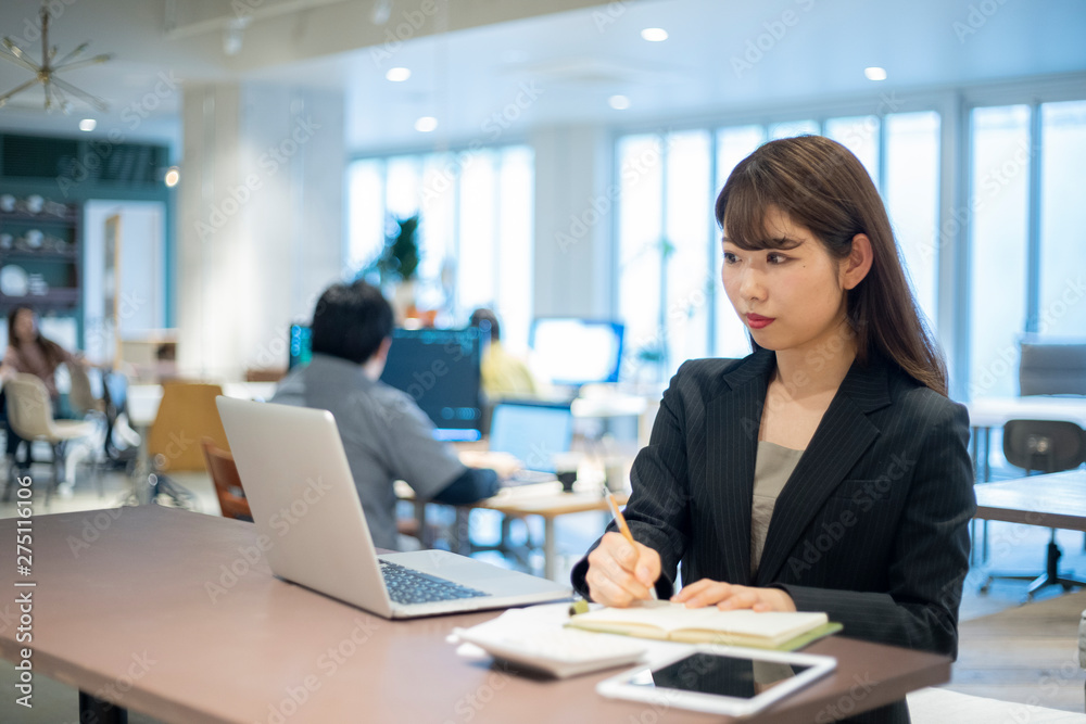 ワーキングスペースで仕事をする女性 ワーキングスペースで仕事をする女性