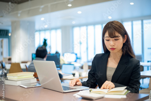 ワーキングスペースで仕事をする女性