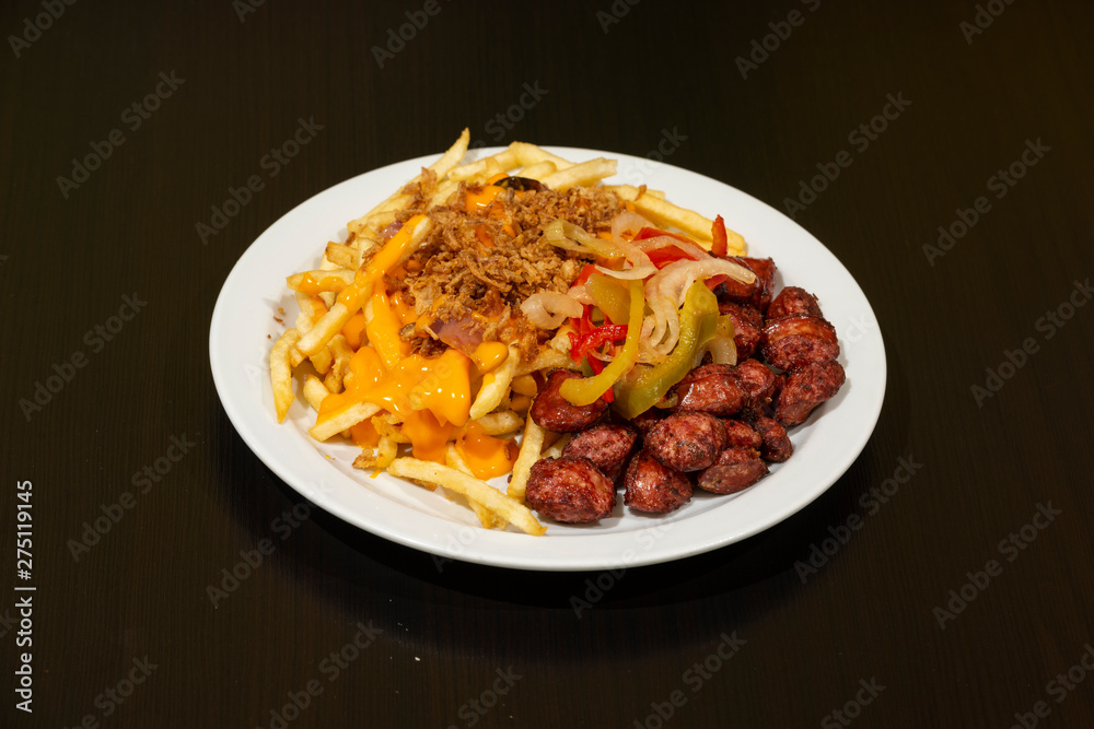 Plato combinado de chorizo, atún y patatas fritas
