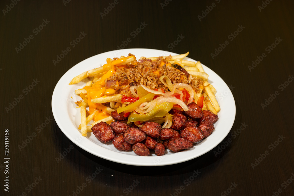 Plato combinado de chorizo, atún y patatas fritas Plato combinado de chorizo, atún y patatas fritas